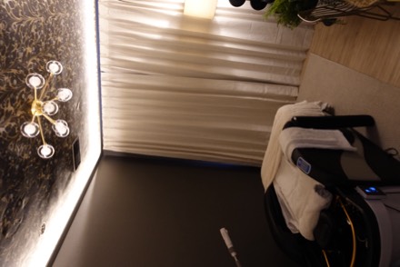 The treatment room with chandelier and scalp-spa chair